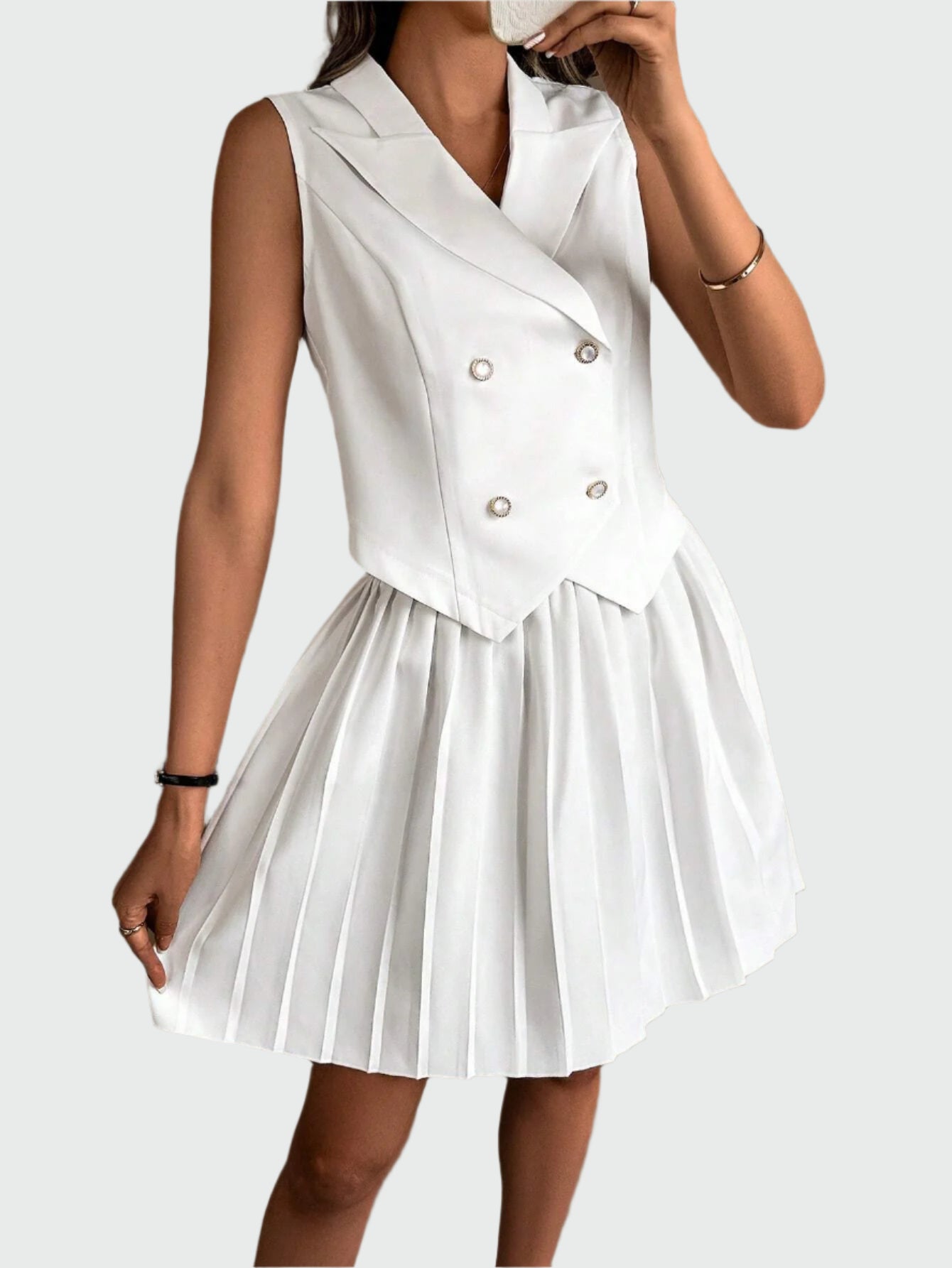 Elegant kostym med plisserad minikjol