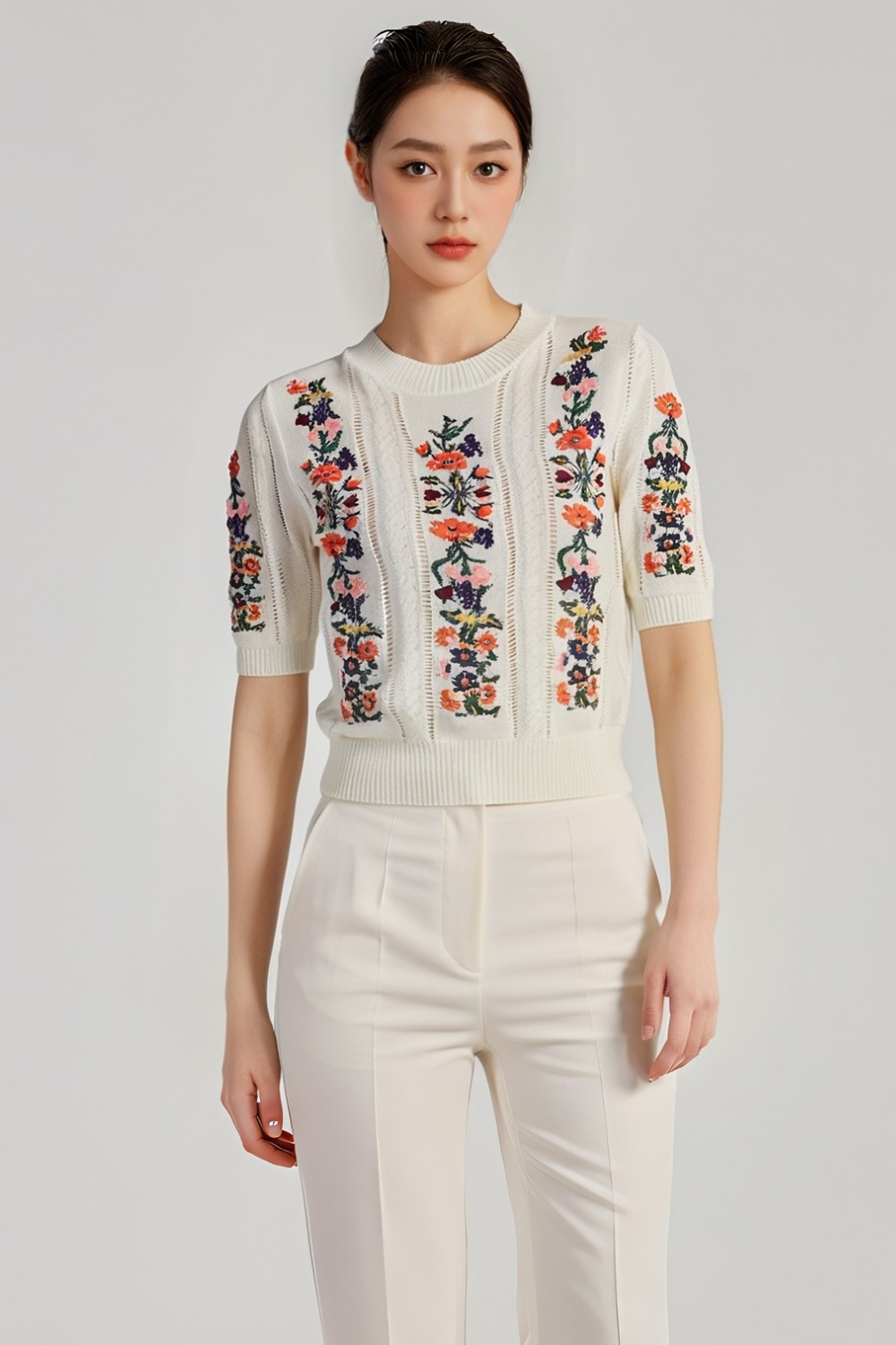 Stickad topp med broderade blommor