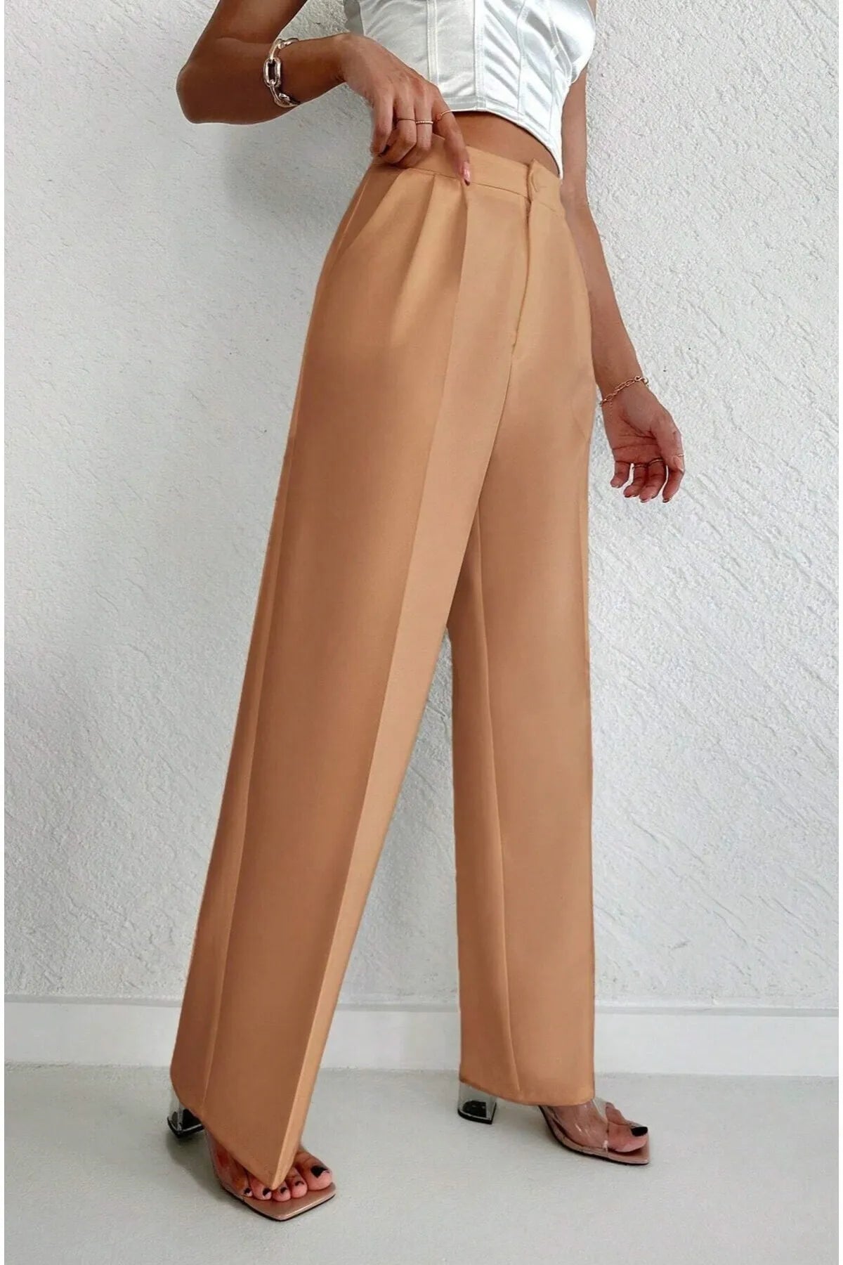 Maris beige byxor med klassisk design