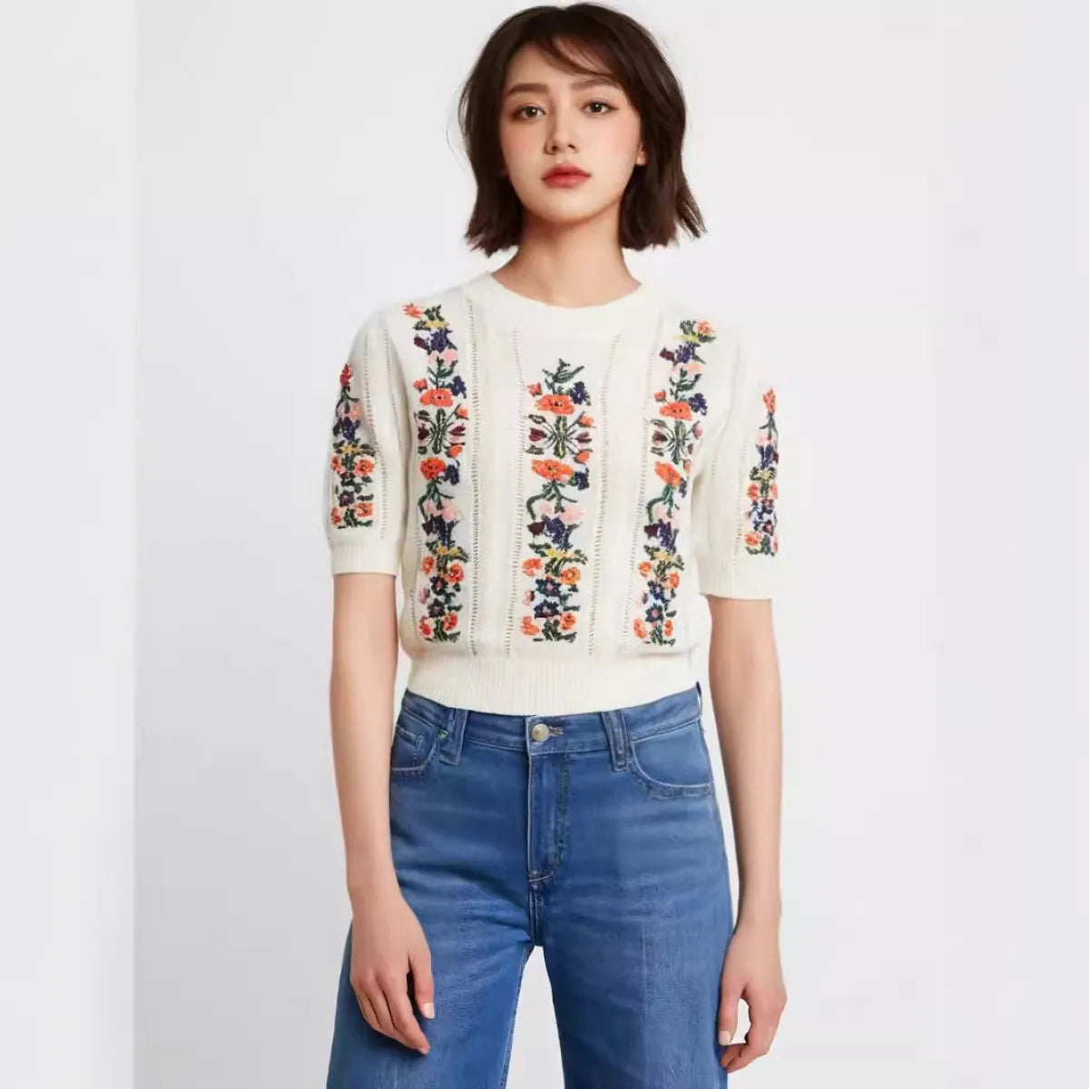 Stickad topp med broderade blommor