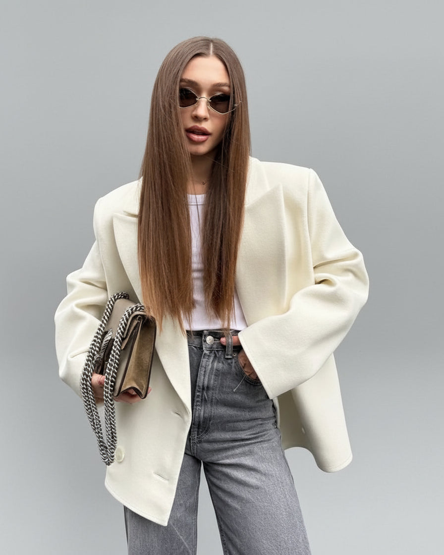 Chloe elegant vit jacka med knappar