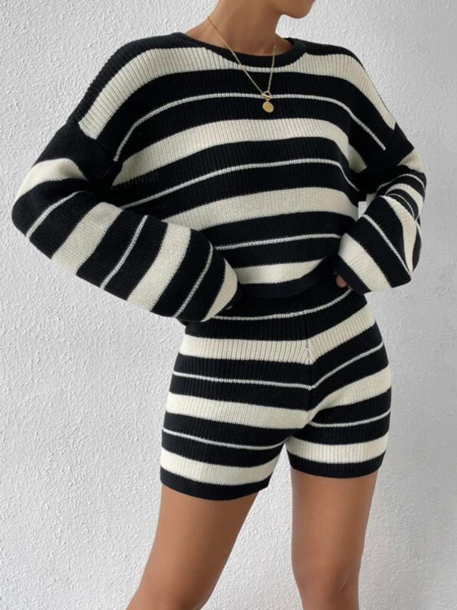 Stickad randig tröja och shorts