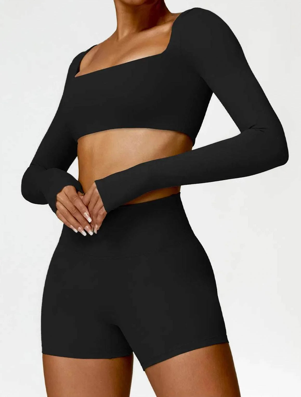 Emirie träningsset med crop top och shorts