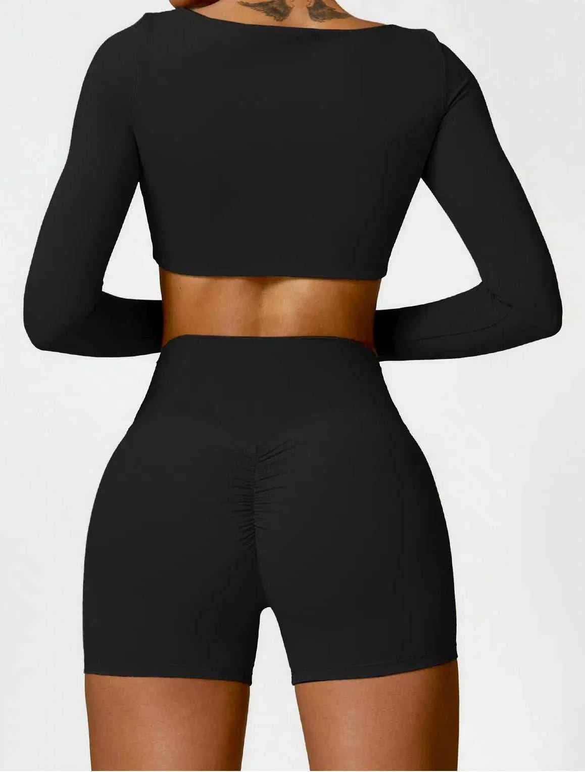 Emirie träningsset med crop top och shorts