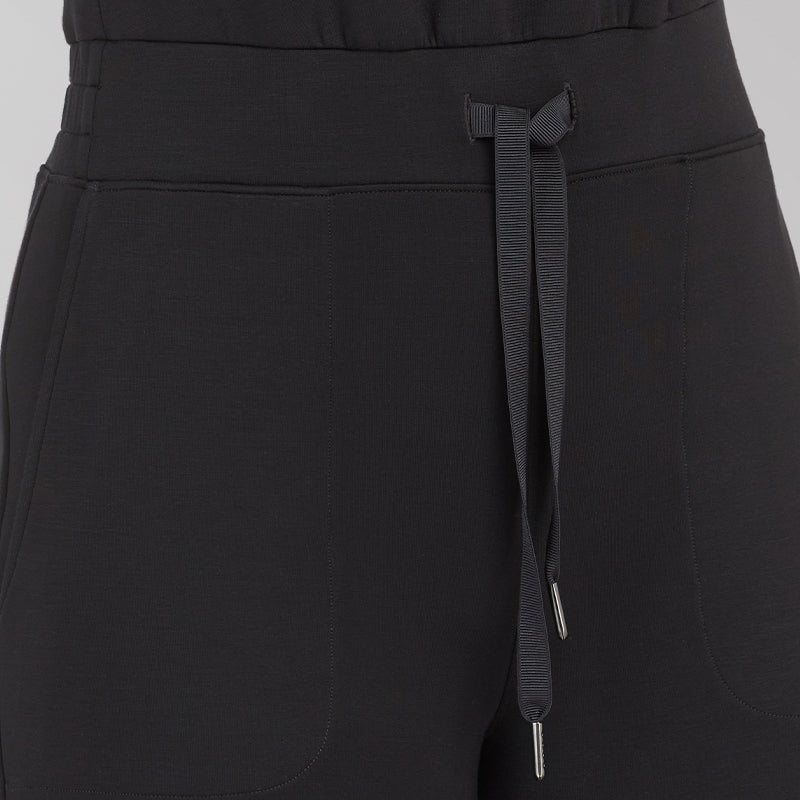 Avslappnad crop top med vida byxor