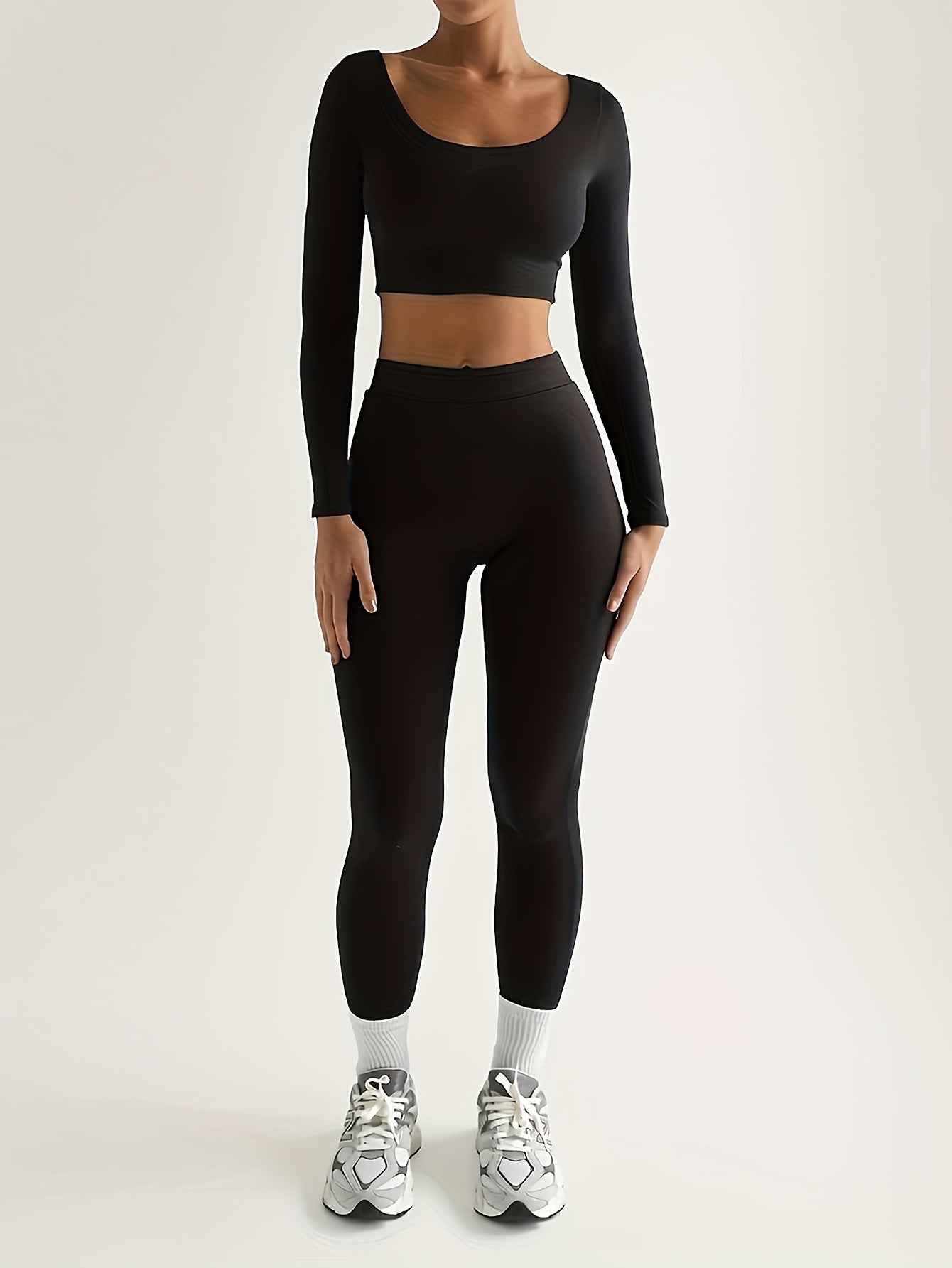 Sportig crop top med låga ärmar och smala byxor