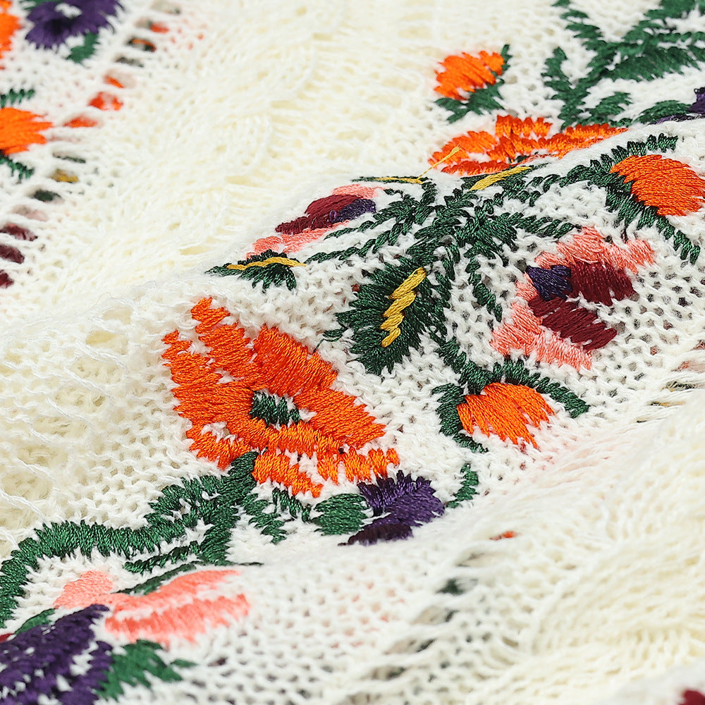 Stickad topp med broderade blommor