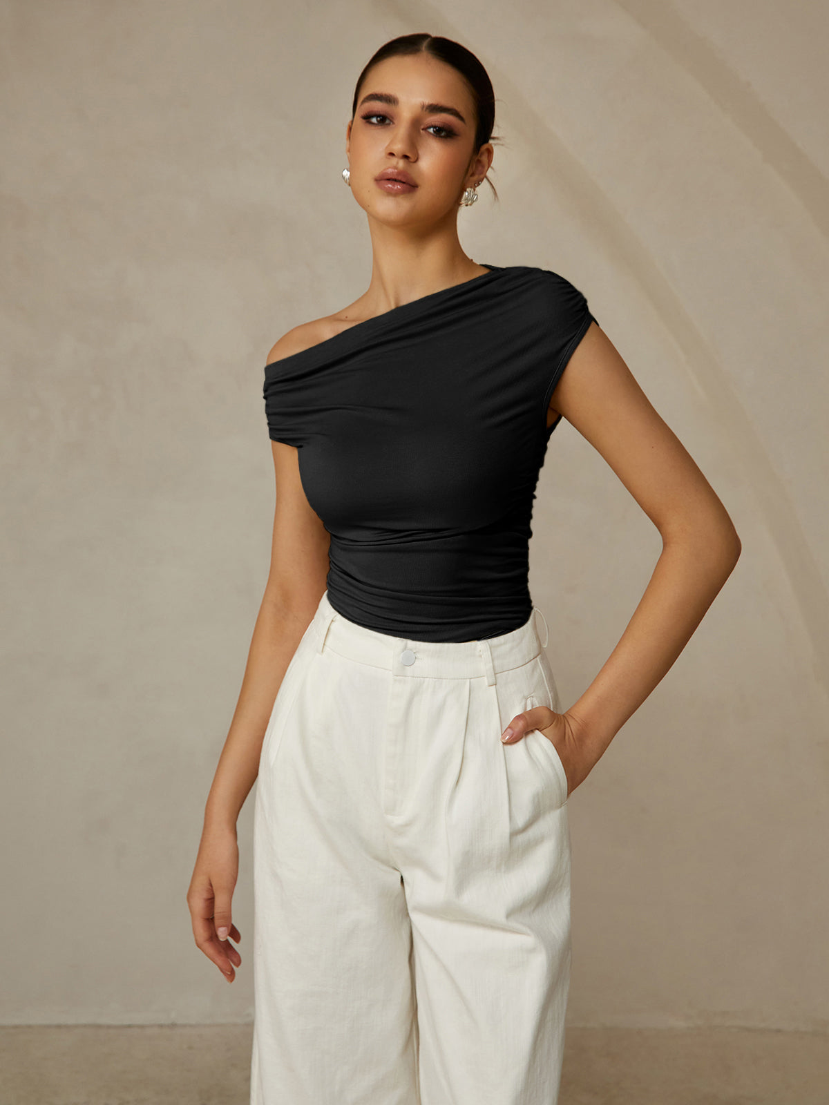 Ärmlös t-shirt med asymmetrisk halsringning