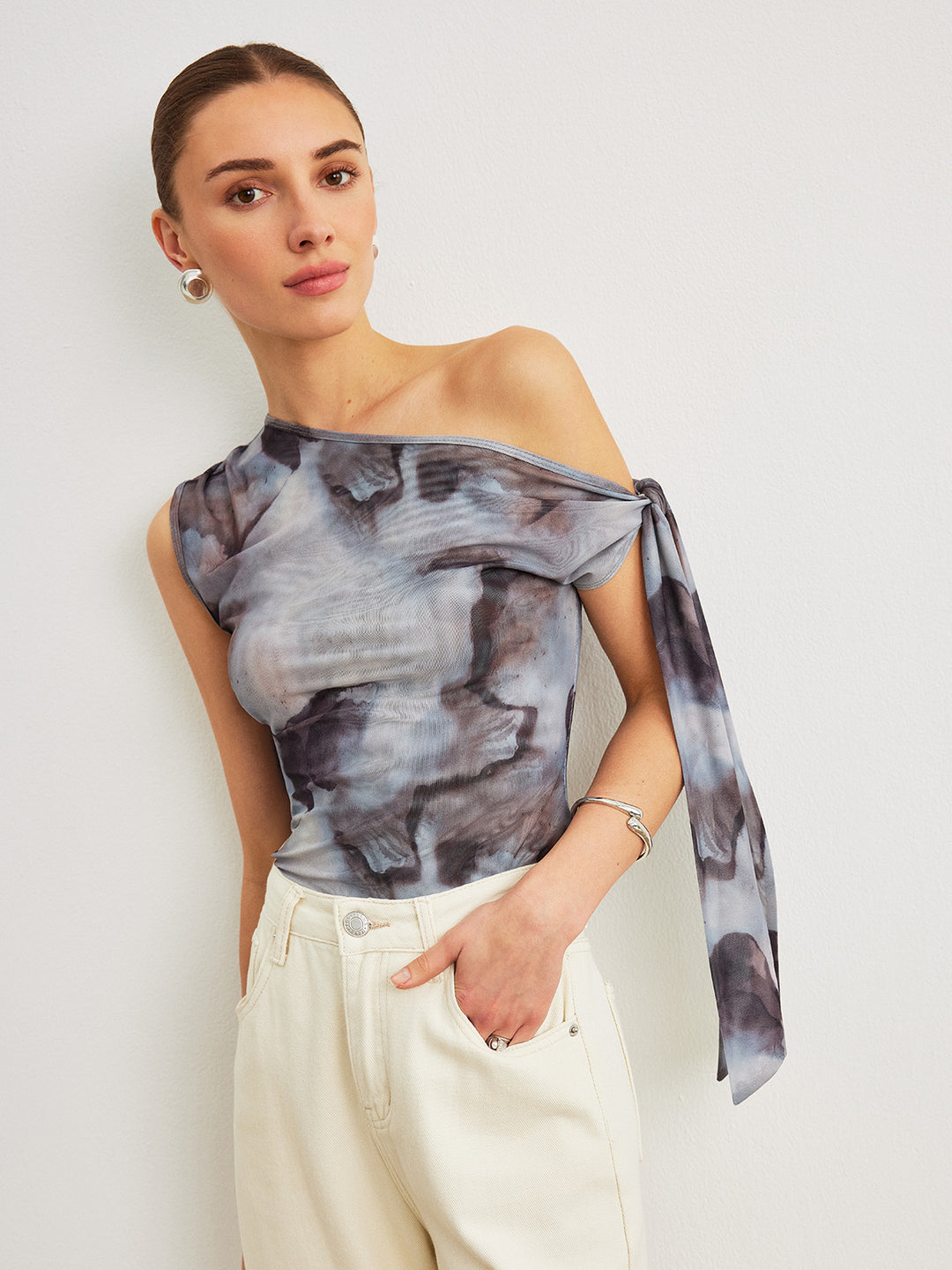 Draperad topp med asymmetrisk halsringning och mesh