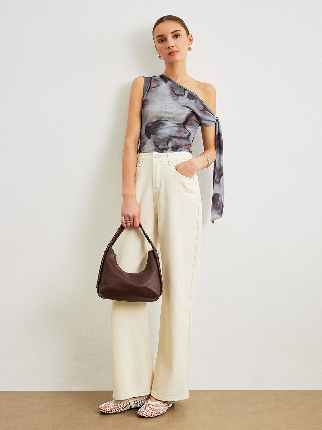 Draperad topp med asymmetrisk halsringning och mesh