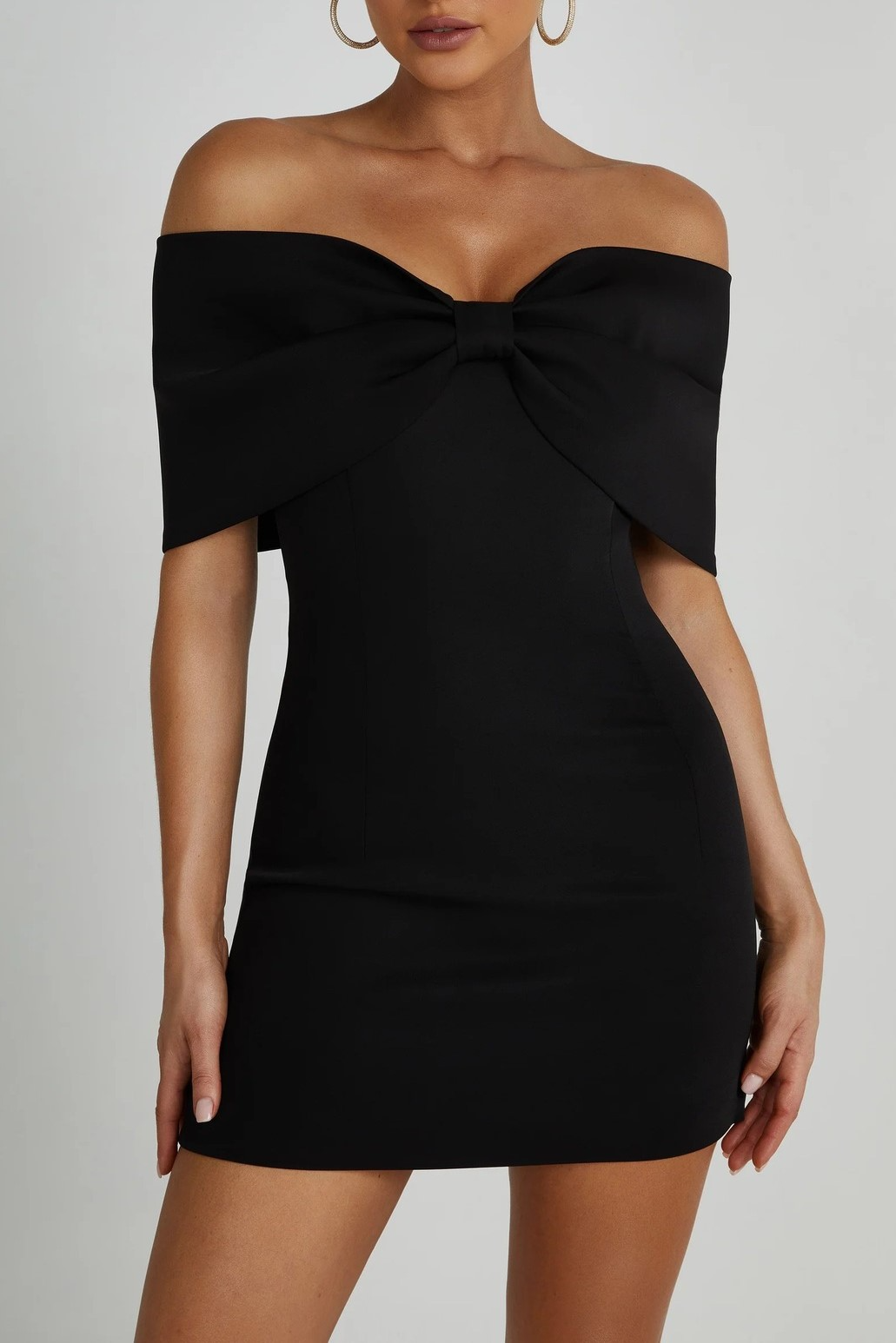 Svart miniklänning med off shoulder-rosett