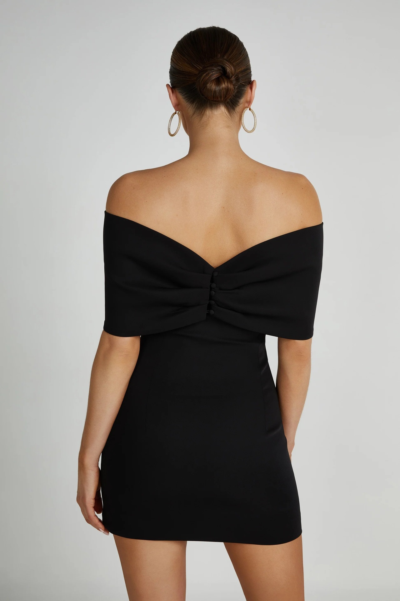 Svart miniklänning med off shoulder-rosett