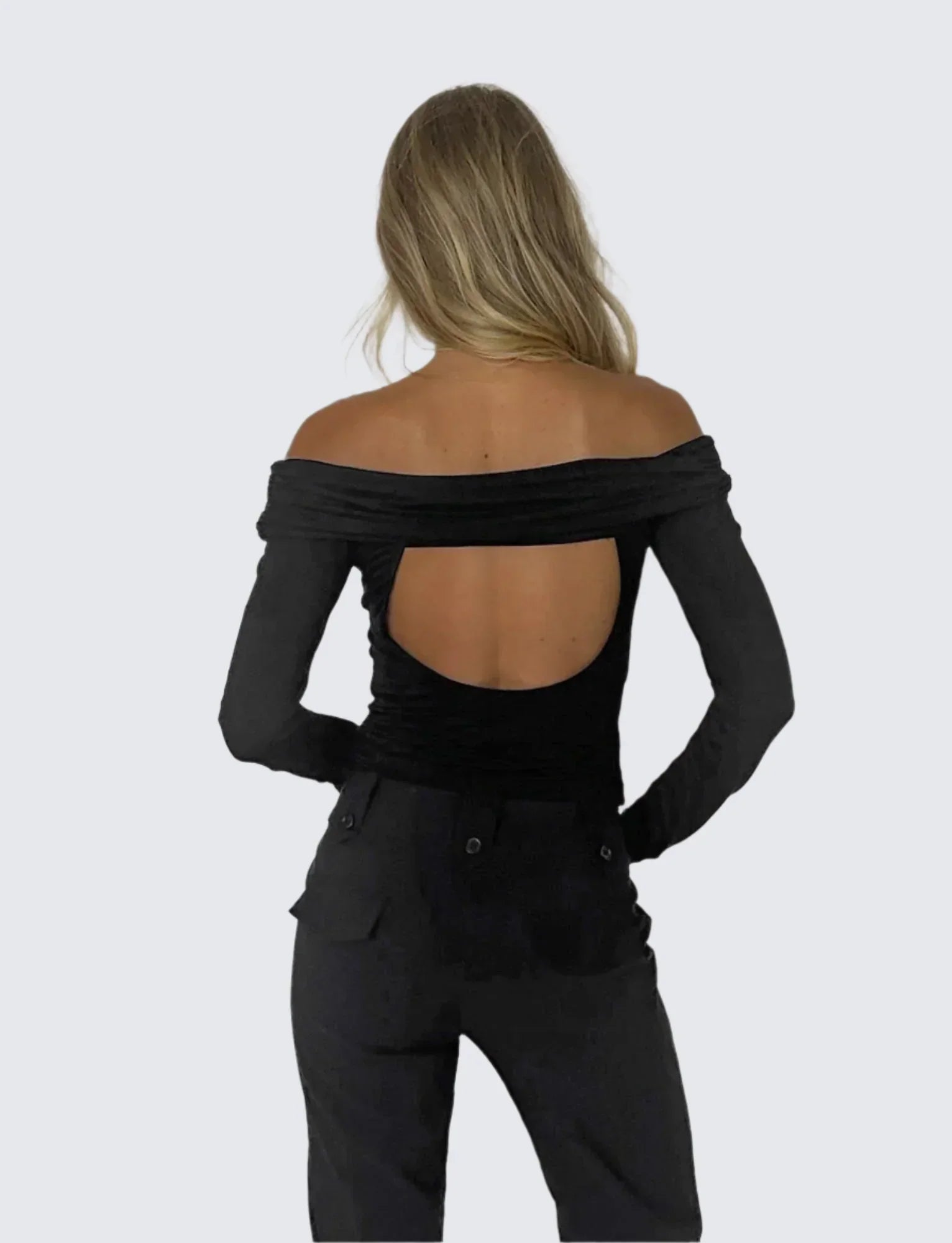 Snygg topp med off-shoulder-mönster och utskärning baktill
