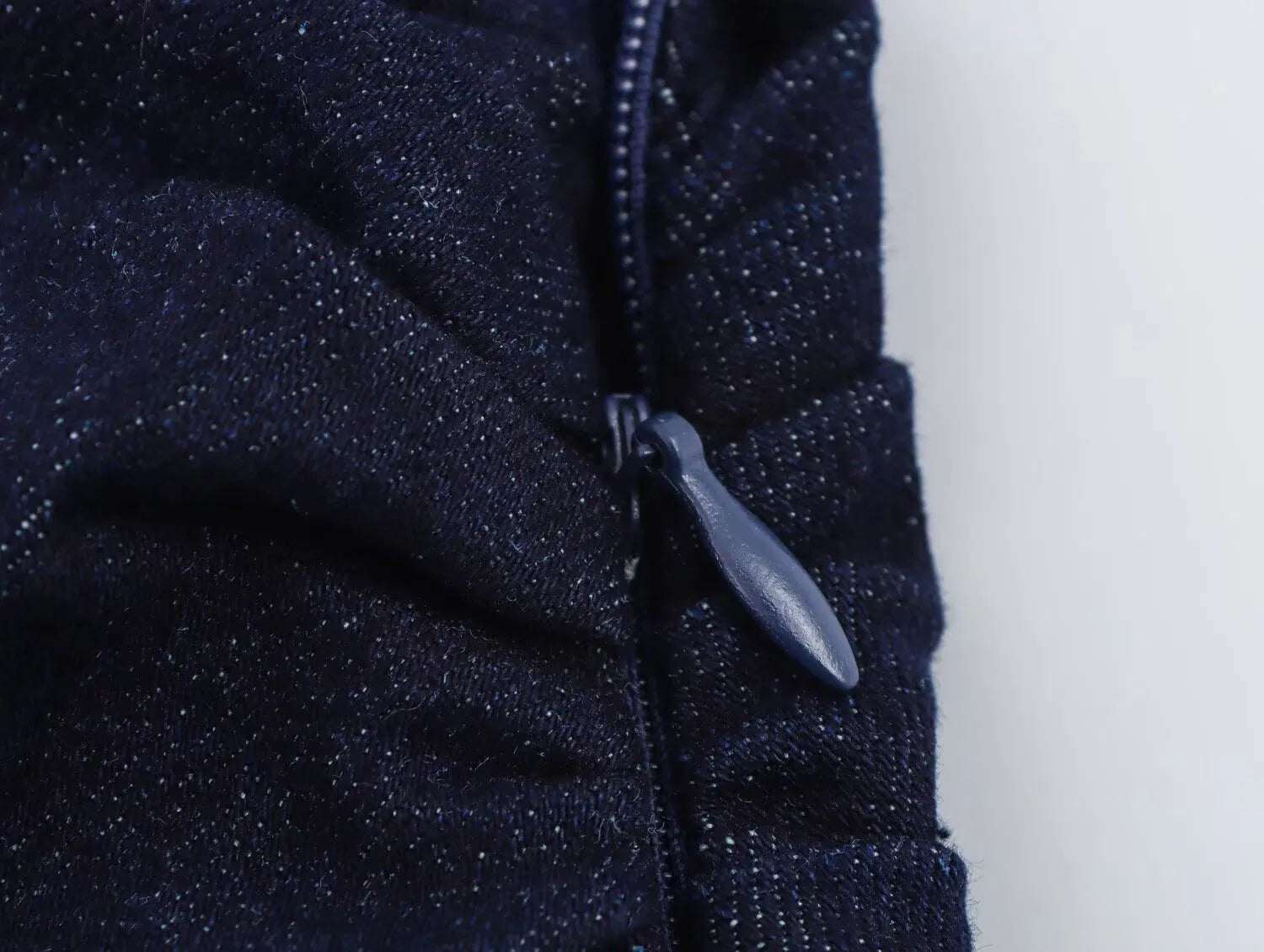 Ärmlös miniklänning i smal denim