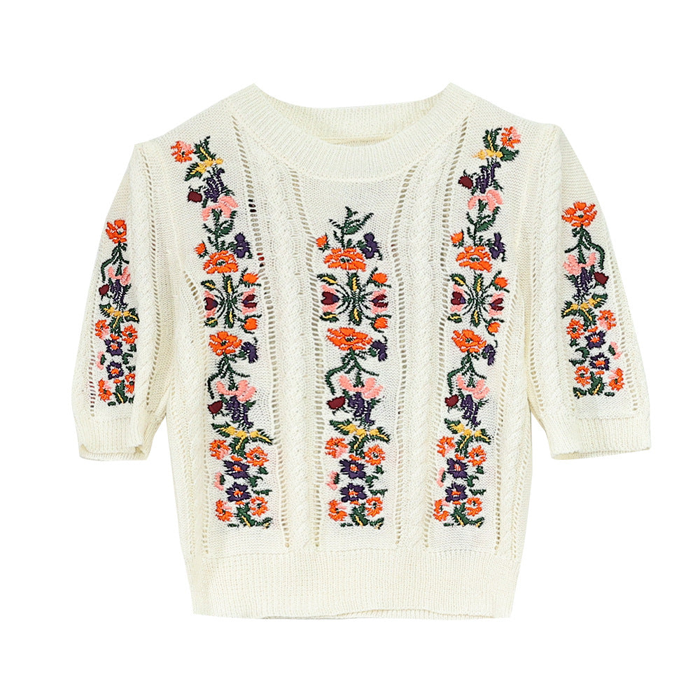 Stickad topp med broderade blommor