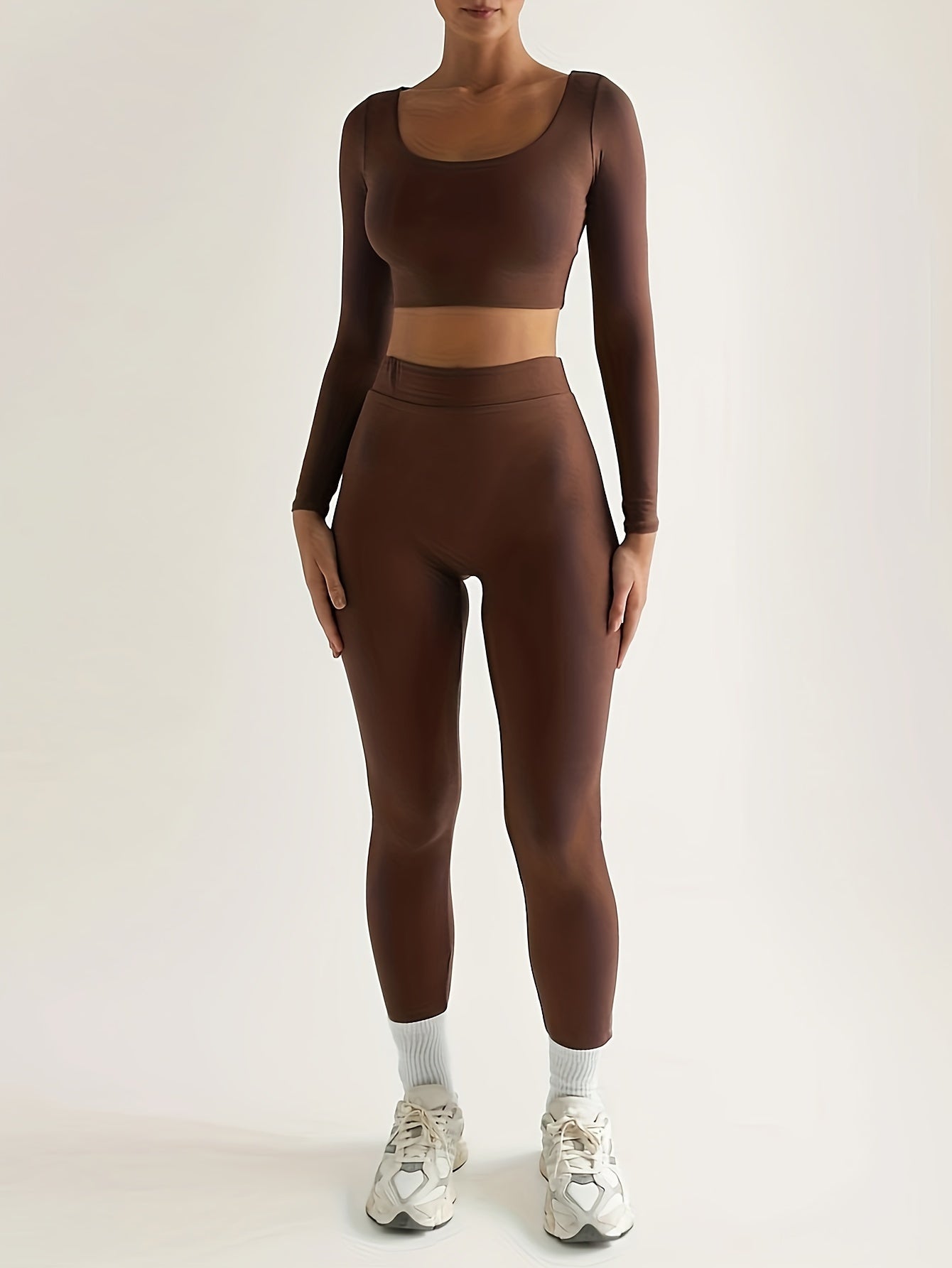 Sportig crop top med låga ärmar och smala byxor