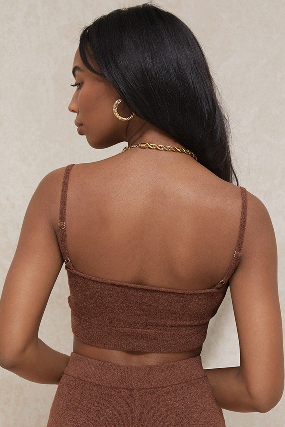 Fluffig stickad crop top med högmidjade shorts