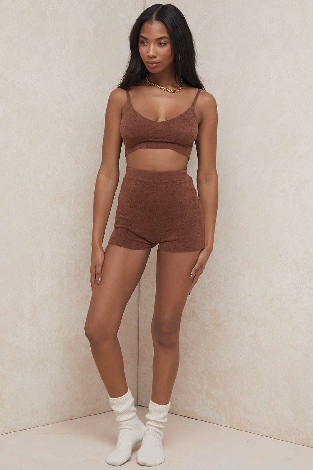 Fluffig stickad crop top med högmidjade shorts