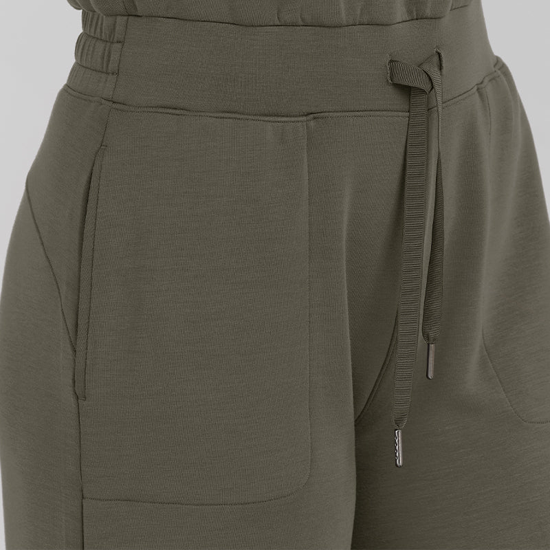 Avslappnad crop top med vida byxor