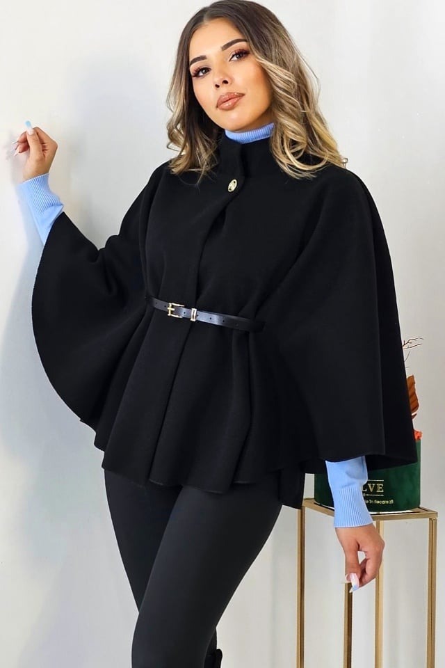 Amalia ponchokappa med knapp och skärp i midjan