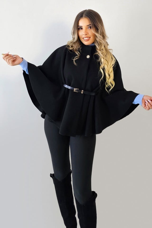 Amalia ponchokappa med knapp och skärp i midjan