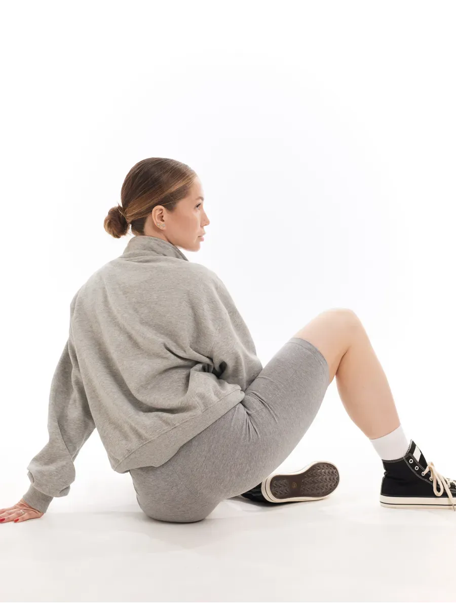 Grå sport shorts med tight-fitting