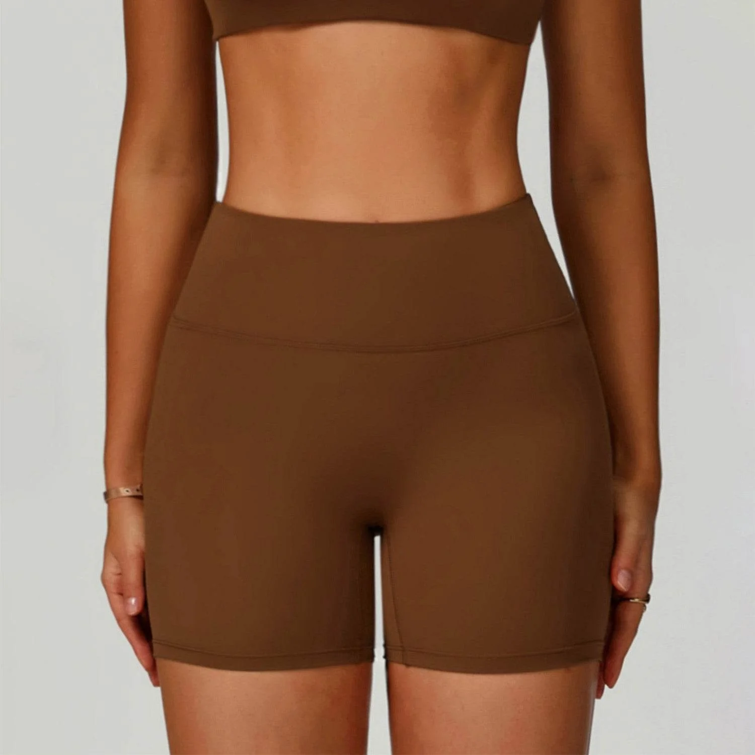 Högmidjade sportshorts utan T-linje