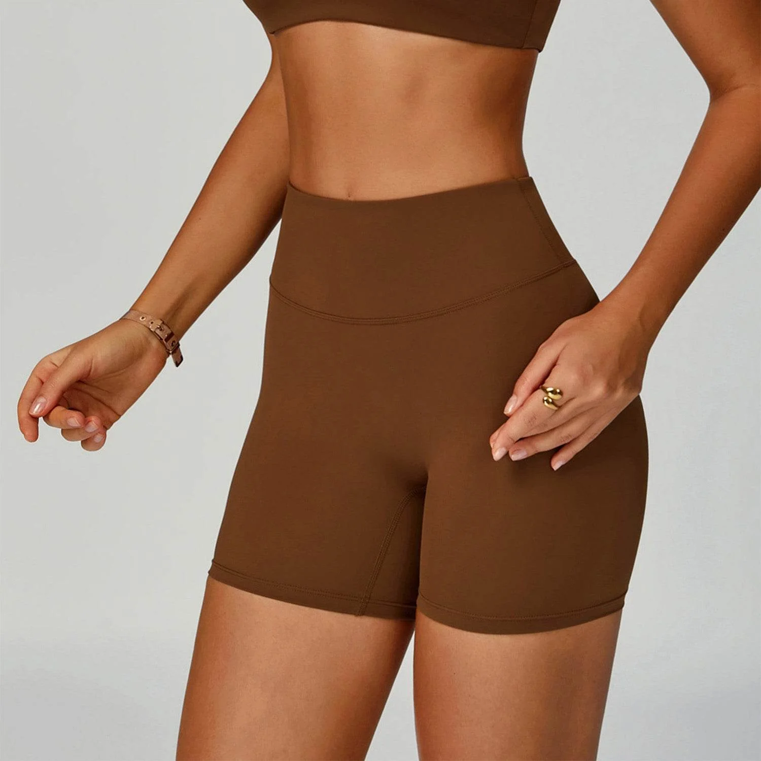 Högmidjade sportshorts utan T-linje