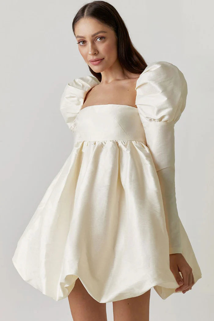 Beige satin miniklänning med puffärmar