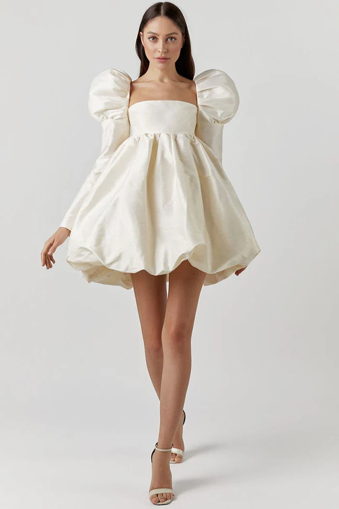 Beige satin miniklänning med puffärmar