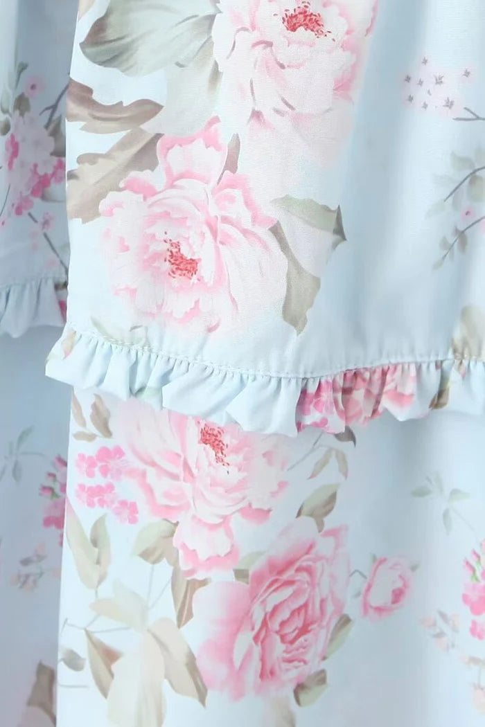 Vintageblommig midiklänning med V-ringning och volang