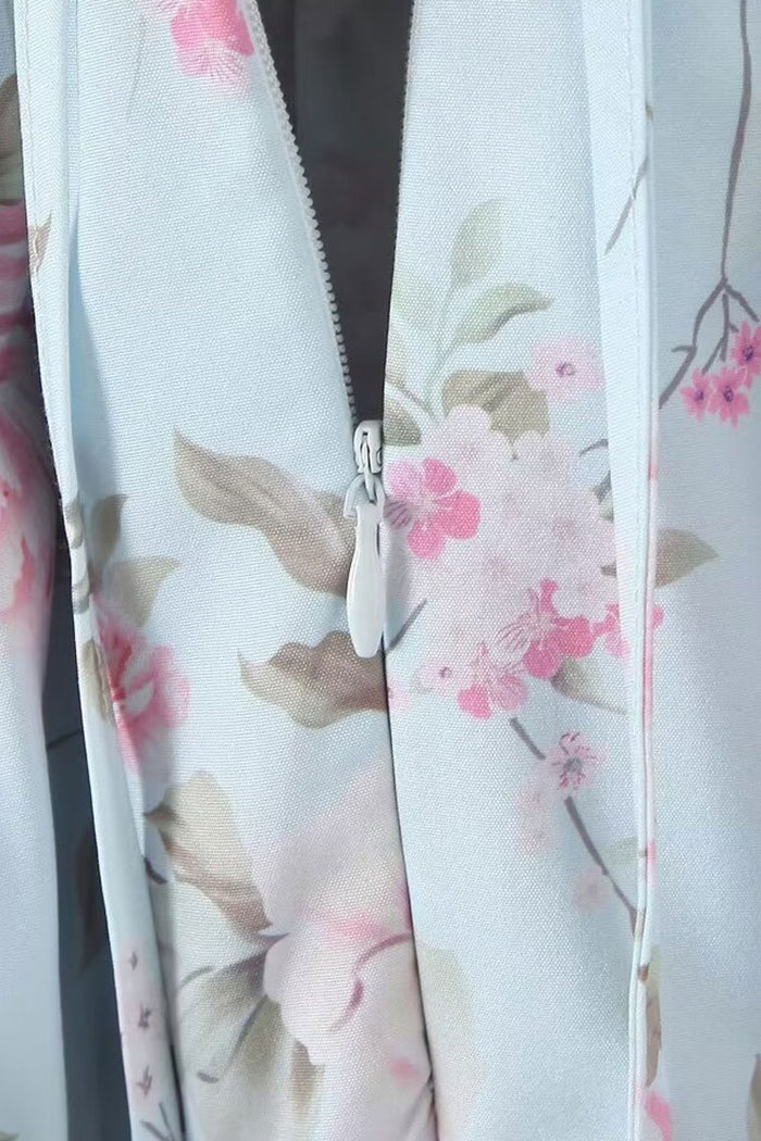Vintageblommig midiklänning med V-ringning och volang