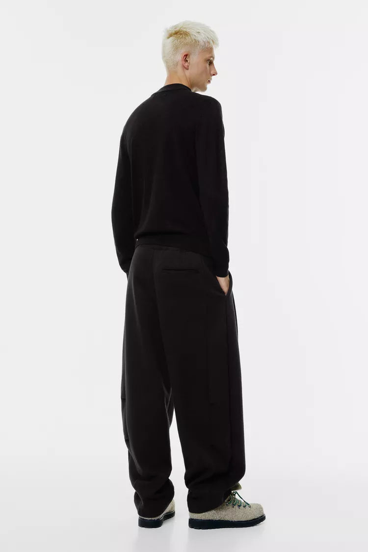 Niko svart resväska med rund krage