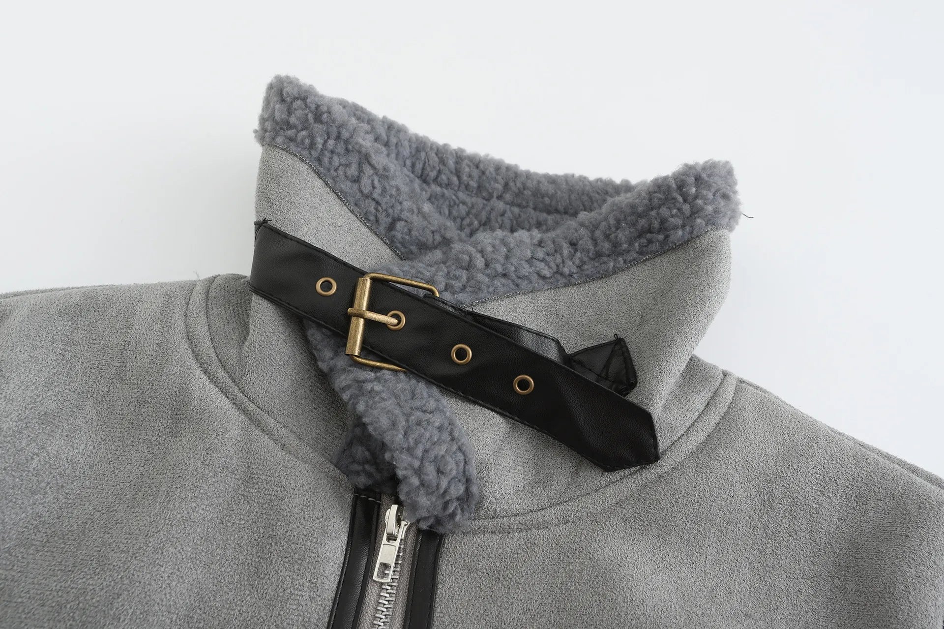 Tjock pälskapa med långa ärmar och hög krage