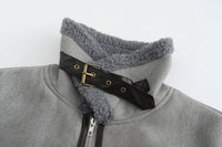 Tjock pälskapa med långa ärmar och hög krage