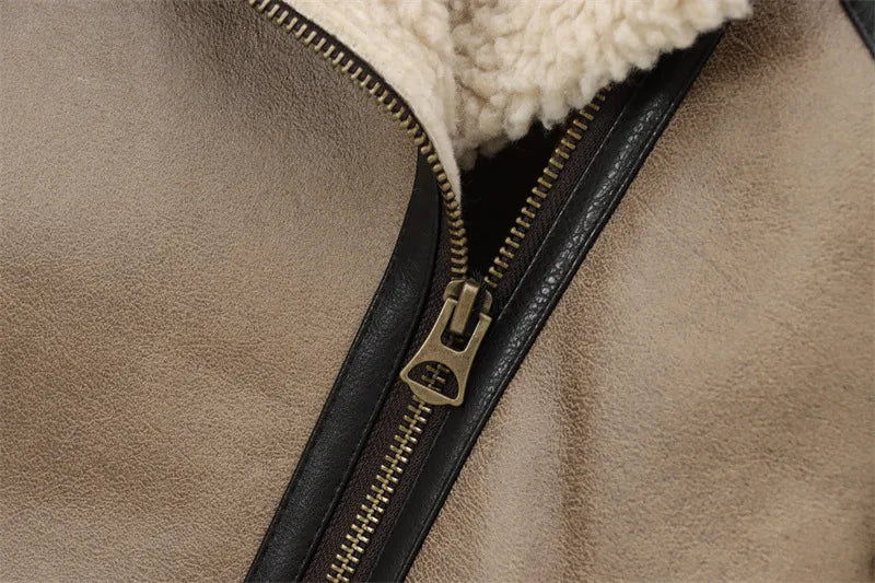 Andyas krämfärgad jacka med dubbel fåll, dragkedja fram och långa ärmar