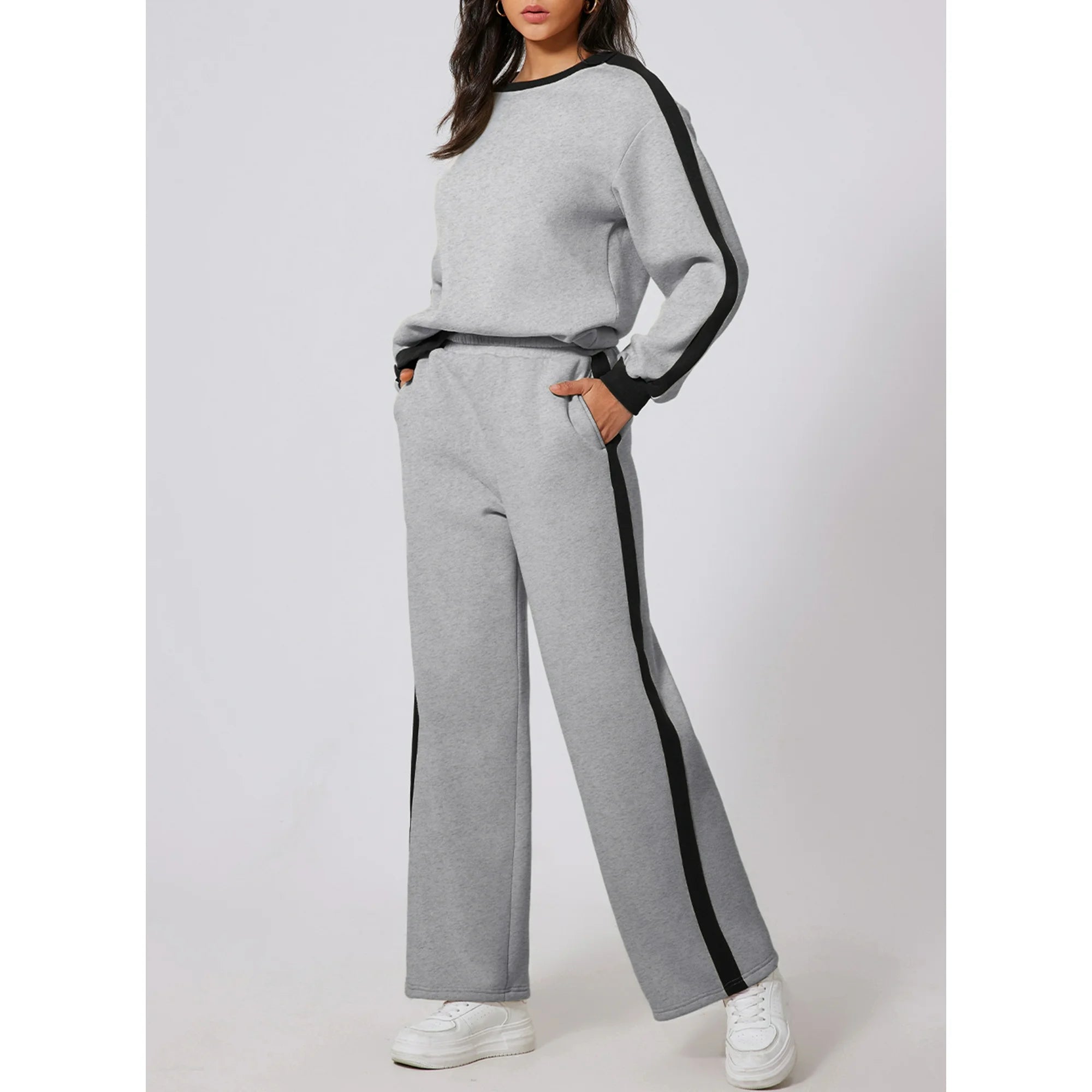 Träningsoverall med utsvängda byxor och huvtröja