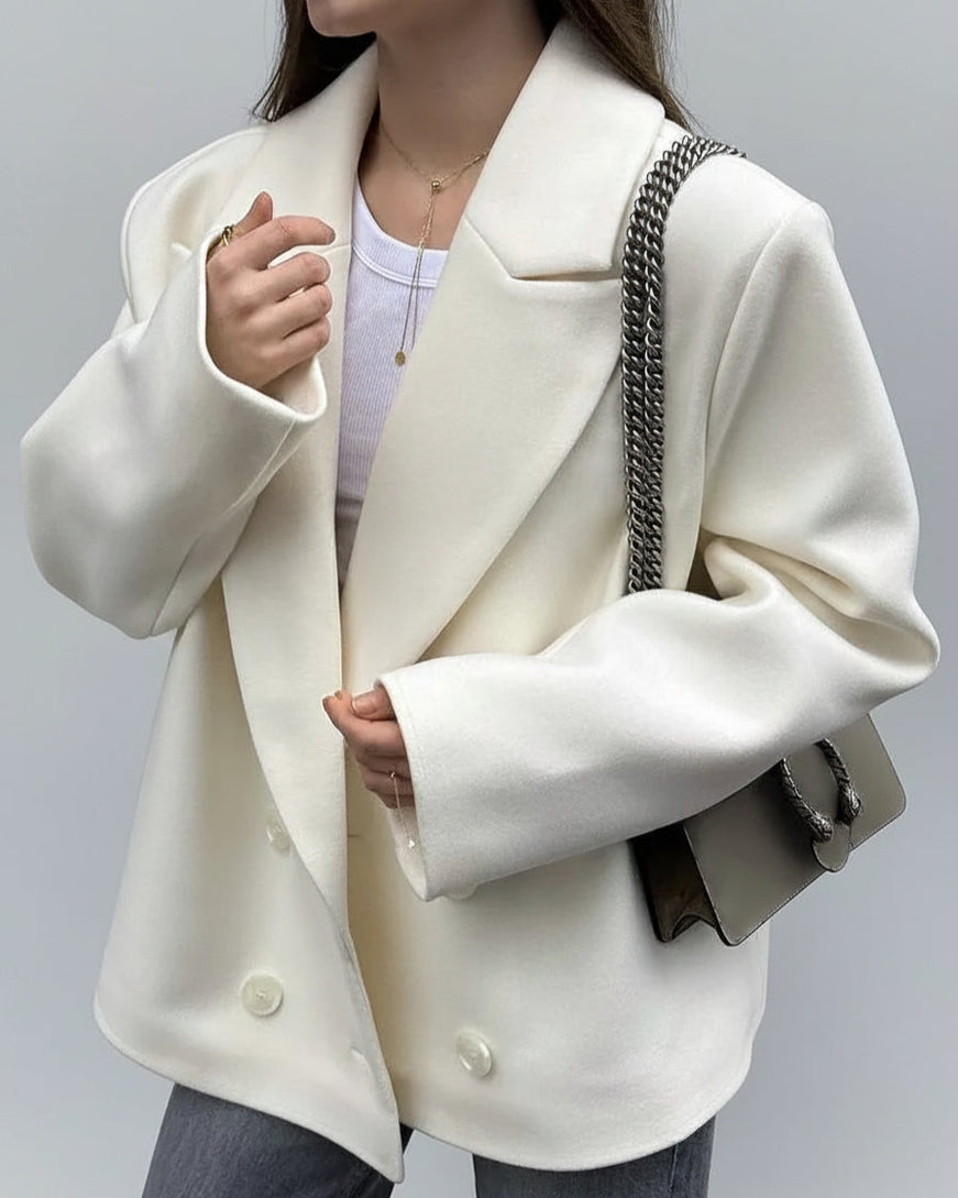 Chloe elegant vit jacka med knappar