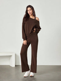 Izabell brun kostym med utsvängda byxor och en bar axel