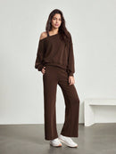 Izabell brun kostym med utsvängda byxor och en bar axel