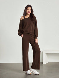 Izabell brun kostym med utsvängda byxor och en bar axel