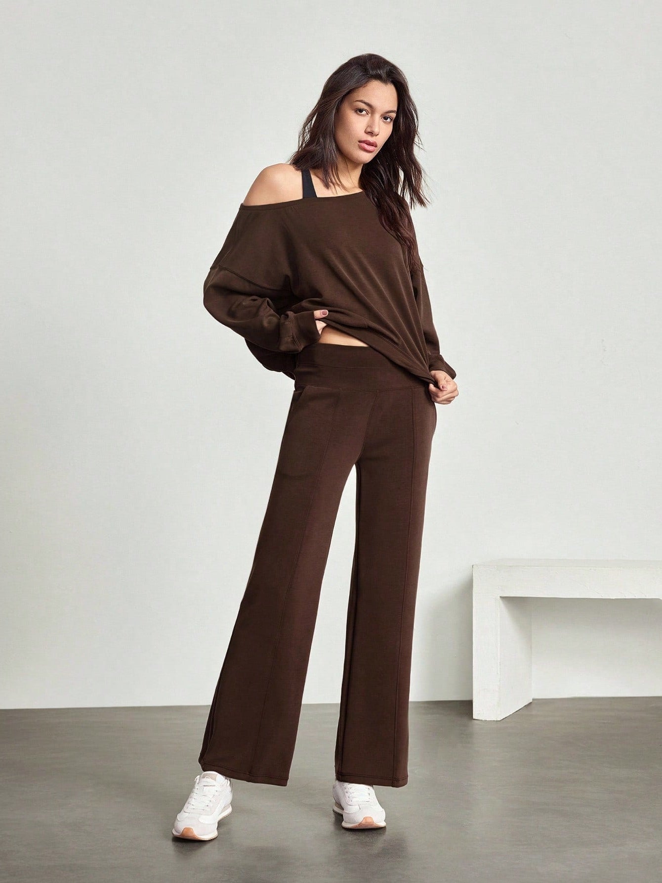 Izabell brun kostym med utsvängda byxor och en bar axel