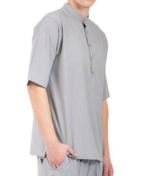 Grå skjorta med halva knappar och korta ärmar