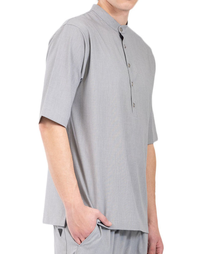 Grå skjorta med halva knappar och korta ärmar