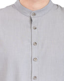 Grå skjorta med halva knappar och korta ärmar