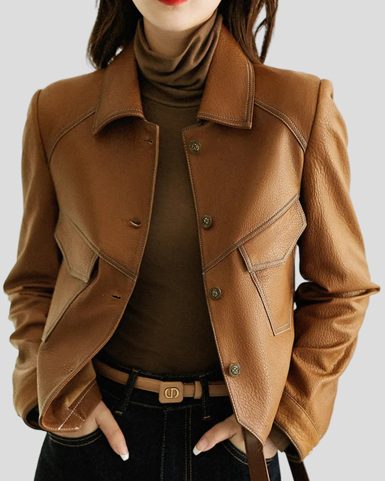 Kort ekoskinnjacka med spänne, smal passform