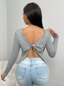 Grå långärmad t-shirt med rund krage och urringning baktill