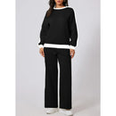 Träningsoverall med utsvängda byxor och huvtröja