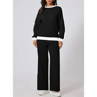 Träningsoverall med utsvängda byxor och huvtröja