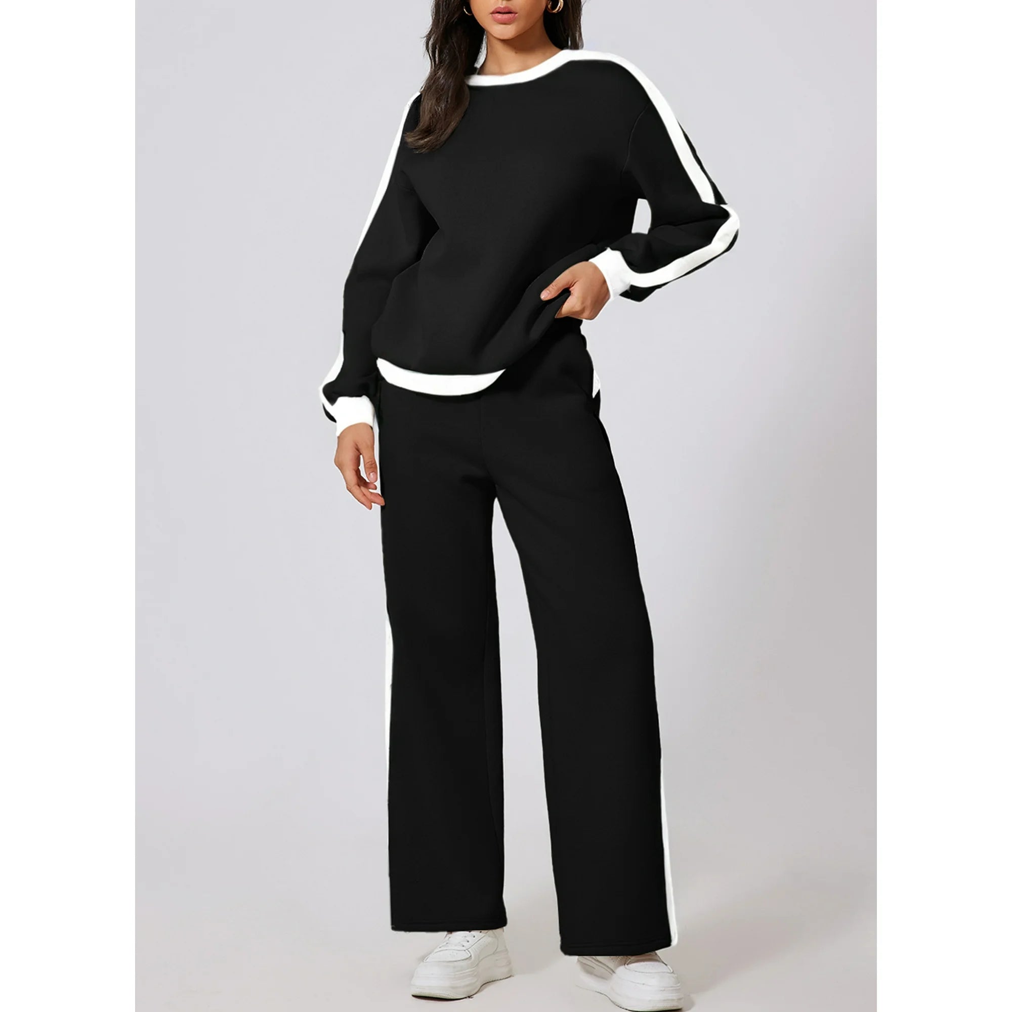 Träningsoverall med utsvängda byxor och huvtröja